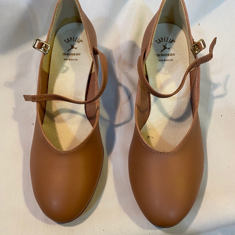 Capezio dance shoe.leather sole.